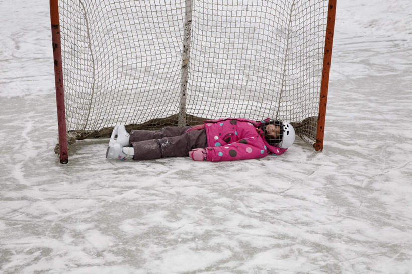 西方人,儿童,一个人,躺,横图,俯视,室外,白天,纯洁,曲棍球,雪,大雪,欧洲,欧洲人,仅一个女性,仅一个人,服装,球门,积雪,雪景,冬季,冬天,冰球,冰上曲棍球,休闲装,运动器械,小孩,衣服,仅一个小孩,休闲,休闲服,健身器械,寒冷,可爱,童年,童趣,服饰,健身器材,童真,烂漫,无邪,严寒,班迪球,卧着,天真,女孩,女人,女性,白种人,孩子,躺着,卧,彩图,高角度拍摄,全身,运动器材,女生