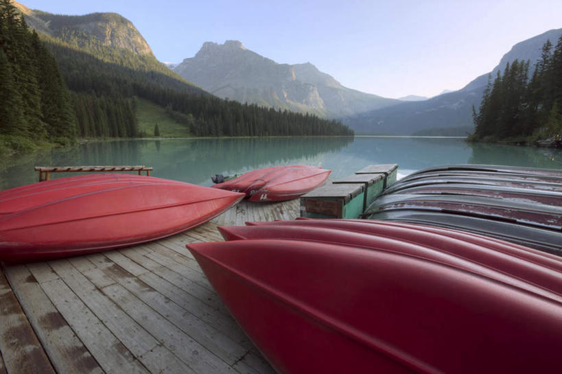 无人,横图,室外,白天,正面,旅游,度假,河流,美景,森林,山,山脉,树林,水,植物,船,加拿大,阴影,光线,影子,河水,景观,山峰,水流,木船,山峦,娱乐,树,树木,蓝色,绿色,倒影,蓝天,天空,阳光,自然,交通工具,群山,天,享受,休闲,景色,放松,生长,晴朗,成长,倒映,北美,舟,北美洲,自然风光,载具,美洲,万里无云,北亚美利加洲,亚美利加洲,卑诗省,不列颠哥伦比亚,不列颠哥伦比亚省,反照,晴空,晴空万里,彩图