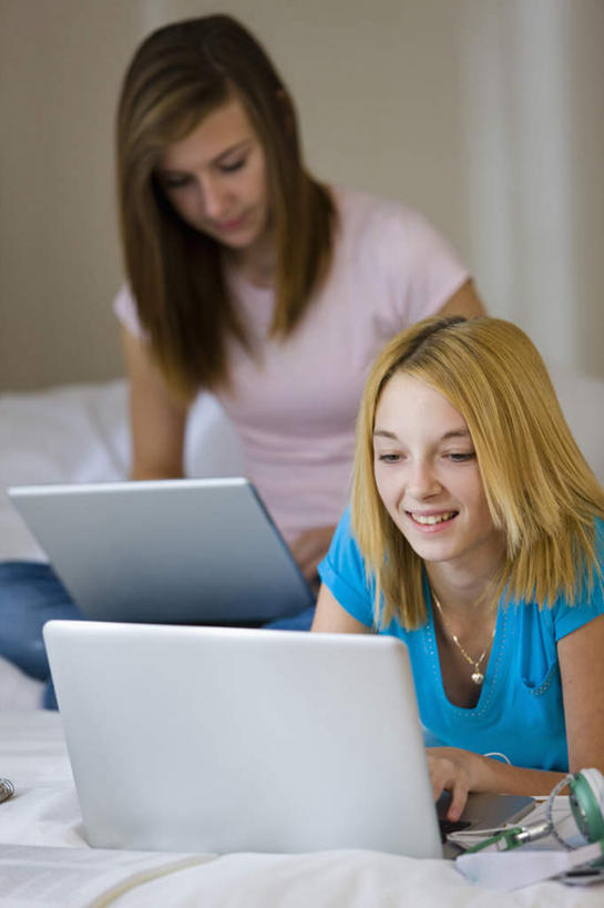 西方人,两个人,坐,笑,微笑,露齿笑,竖图,室内,白天,正面,电脑,笔记本电脑,床,卧室,欧洲,加拿大,欧洲人,服装,朦胧,模糊,网络,床单,注视,休闲装,通讯设备,被子,衣服,观察,看,休闲,休闲服,服饰,单人床,观看,察看,无线,北美,被单,北美洲,关注,美洲,通信设备,无线网络,无线上网,便携式电脑,北亚美利加洲,亚美利加洲,安大略省,安省,手提电脑,年轻女性,女人,女性,白种人,坐着,半身,彩图,睡房,卧房