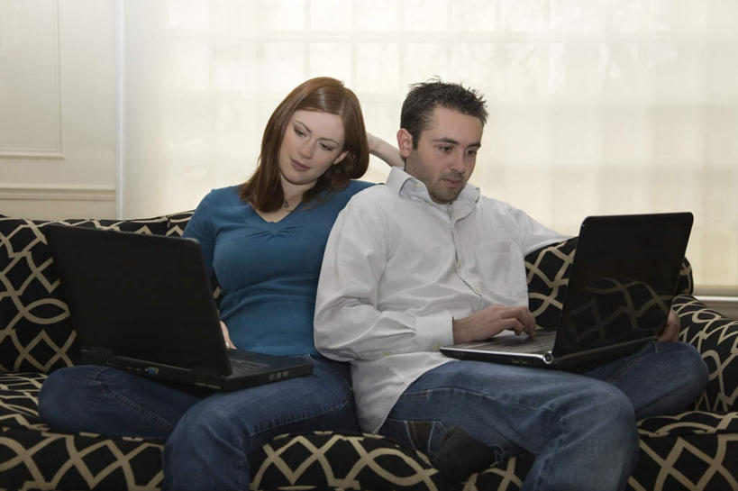 西方人,两个人,坐,横图,室内,白天,正面,爱情,电脑,笔记本电脑,沙发,欧洲,欧洲人,握,服装,朦胧,模糊,网络,浪漫,拿,拿着,注视,休闲装,通讯设备,衣服,观察,看,休闲,温暖,温馨,休闲服,恩爱,握着,恋人,服饰,观看,和睦,察看,无线,关注,通信设备,无线网络,布艺沙发,无线上网,便携式电脑,手提电脑,男人,男性,年轻男性,年轻女性,女人,女性,白种人,情侣,坐着,半身,彩图,伴侣,融洽