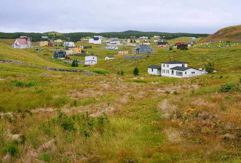无人,家,横图,俯视,室外,白天,旅游,度假,草地,草坪,美景,山,山脉,植物,加拿大,阴影,光线,影子,房屋,屋子,景观,山峰,山峦,娱乐,楼房,住宅,草,蓝色,绿色,蓝天,天空,阳光,自然,群山,天,享受,休闲,景色,放松,晴朗,北美,北美洲,自然风光,美洲,万里无云,北亚美利加洲,亚美利加洲,纽芬兰,纽芬兰省,晴空,晴空万里,彩图,高角度拍摄,房子