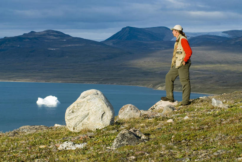 西方人,一个人,站,横图,室外,白天,侧面,草地,草坪,河流,礁石,石头,山,山脉,水,植物,帽子,欧洲,加拿大,欧洲人,仅一个男性,仅一个人,仅一个中年男性,阴影,服装,朦胧,模糊,光线,石子,影子,河水,山峰,水流,云,云朵,山峦,云彩,注视,休闲装,草,衣服,蓝色,绿色,白云,蓝天,天空,阳光,遮阳帽,群山,天,观察,看,站着,休闲,休闲服,服饰,晴朗,观看,察看,北美,北美洲,关注,美洲,北亚美利加洲,亚美利加洲,巴芬岛,男人,男性,中年男性,白种人,礁,石块,岩石,晴空,站立,彩图,全身
