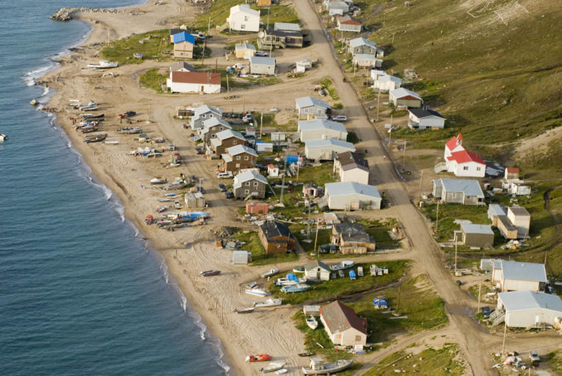 无人,家,横图,俯视,室外,白天,旅游,度假,草地,草坪,海浪,海洋,美景,沙滩,植物,道路,路,公路,加拿大,一排,阴影,波纹,整齐,光线,沙子,影子,房屋,屋子,海岸,景观,浪花,水平线,辽阔,交通,海平线,沙地,娱乐,楼房,住宅,草,排列,蓝色,绿色,蓝天,水纹,天空,阳光,自然,海水,波浪,天,享受,休闲,广阔,景色,放松,晴朗,一望无际,北美,北美洲,队列,自然风光,美洲,海景,万里无云,北亚美利加洲,亚美利加洲,巴芬岛,无边无际,一马平川,大海,风浪,海,海水的波动,海滩,近岸浪,涌浪,晴空,晴空万里,马路,彩图,高角度拍摄,房子,水天相接,水天一线