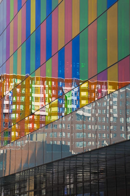 无人,竖图,彩色,室外,白天,仰视,旅游,度假,加拿大,阴影,光线,影子,墙,娱乐,墙壁,墙面,阳光,享受,休闲,放松,五颜六色,色彩斑斓,北美,北美洲,美洲,五彩缤纷,北亚美利加洲,亚美利加洲,五彩斑斓,魁北克省,蒙特利尔,蒙特利尔市,蒙特娄,圣人之城,五光十色,彩图,低角度拍摄