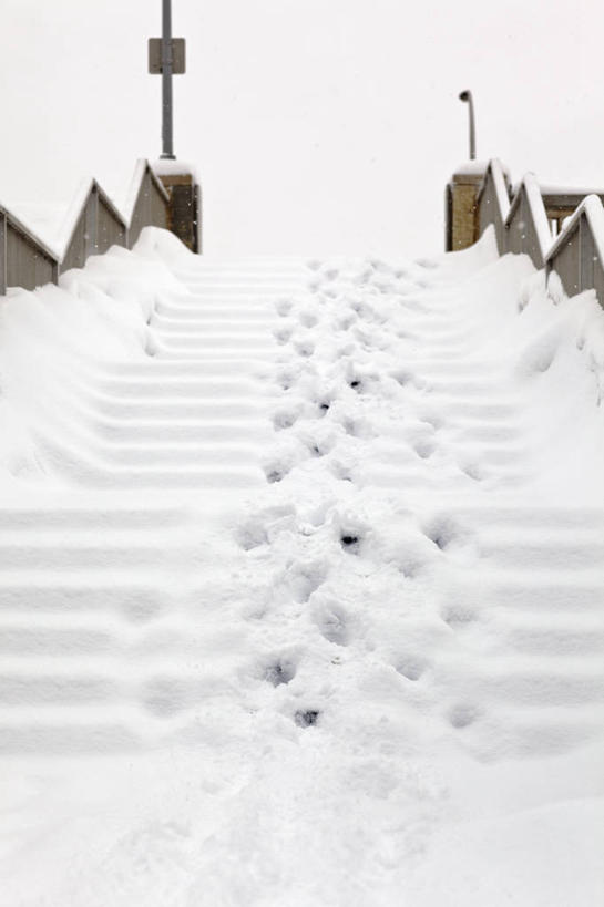 无人,栏杆,竖图,室外,白天,仰视,雪,大雪,楼梯,路灯,照明,覆盖,脚印,扶手,阶梯,积雪,雪景,冬季,冬天,灯光,护栏,台阶,灯,寒冷,照亮,足迹,照明设备,遮盖,严寒,行踪,脚迹,伤害,笼罩,笼盖,危险,彩图,低角度拍摄