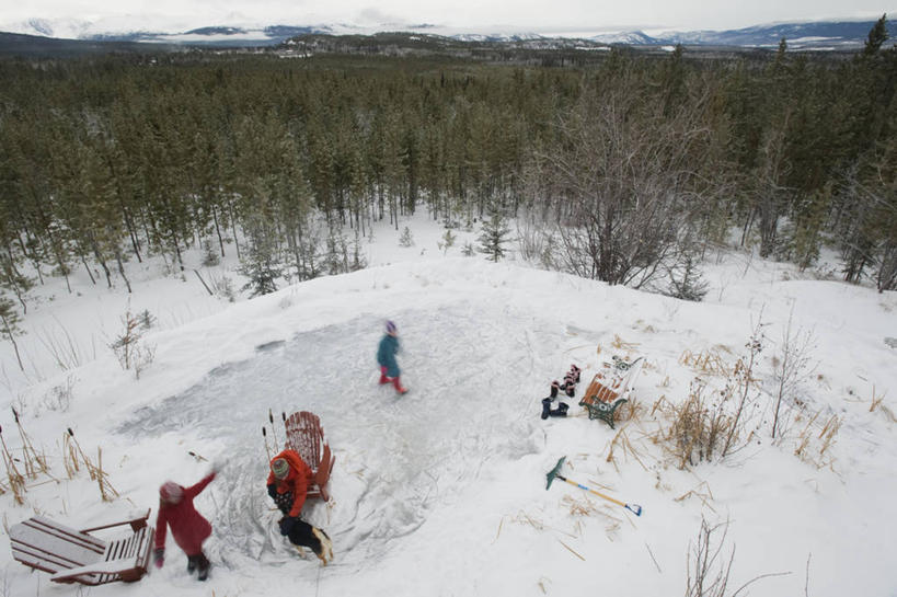 西方人,儿童,三个人,走,横图,俯视,室外,白天,森林,树林,雪,植物,大雪,欧洲,欧洲人,阴影,朦胧,模糊,光线,铲子,影子,积雪,雪景,云,云朵,冬季,冬天,云彩,树,树木,小孩,蓝色,绿色,白云,蓝天,天空,阳光,自然,天,游玩,寒冷,生长,晴朗,成长,严寒,顽耍,女孩,女人,女性,白种人,晴空,步行,散步,玩耍,走路,彩图,高角度拍摄,全身,女生