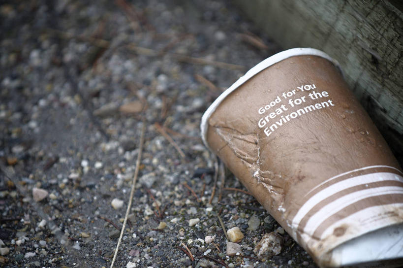 无人,横图,俯视,室外,特写,白天,石头,杯子,废弃,阴影,光线,英文,标志,石子,文字,影子,字符,塑料,字母,泥土,土壤,褐色,破坏,标识,破损,一个,阳光,塑料制品,单个,塑料杯,英文字母,损坏,废除,石块,岩石,彩图,高角度拍摄