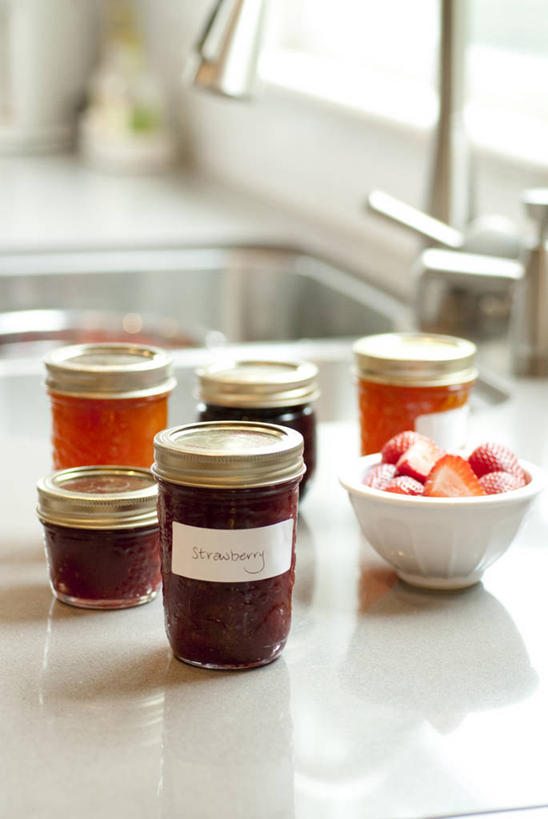 无人,竖图,俯视,室内,白天,窗户,草莓,浆果,水果,一堆,阴影,堆叠,堆积,新鲜,光线,英文,标签,标志,罐子,水槽,水龙头,文字,影子,字符,字母,灯光,生食,食品,果实,标识,水斗,开关,玻璃窗,窗台,玻璃制品,食物,玻璃瓶,瓶子,打开,有机食品,绿色食品,堆,英文字母,阀门,开启,水咀,充满,充溢,满盈,洋莓,水果皇后,红莓,地莓,彩图,高角度拍摄