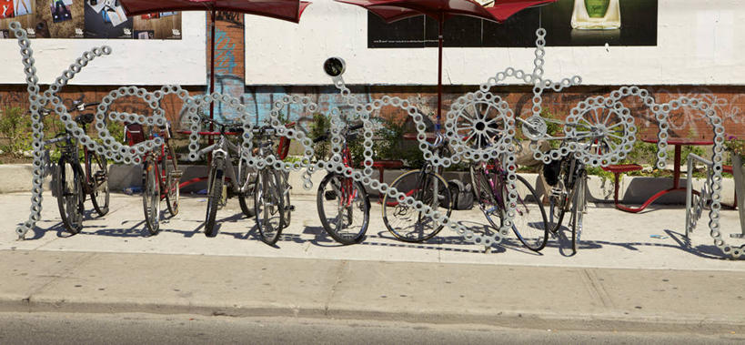 无人,横图,室外,白天,正面,度假,美景,城市风光,城市,道路,路,公路,自行车,一排,阴影,整齐,光线,英文,标志,文字,影子,字符,字母,墙,景观,交通,娱乐,标识,墙壁,墙面,车,脚踏车,排列,阳光,交通工具,享受,休闲,景色,放松,创意,英文字母,主意,队列,载具,创新,新意,想法,马路,彩图