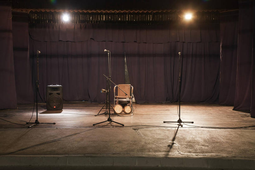 无人,舞台,横图,室内,白天,正面,照明,一排,艺术,整齐,灯光,音响,灯,排列,话筒,灯具,帷幕,聚光灯,照亮,麦克风,风格,照明设备,队列,扩音器,帷幔,幕布,幕帘,传声器,微音器,帷幔布,气势,声响,格调,派头,气概,作风,表演台,彩图