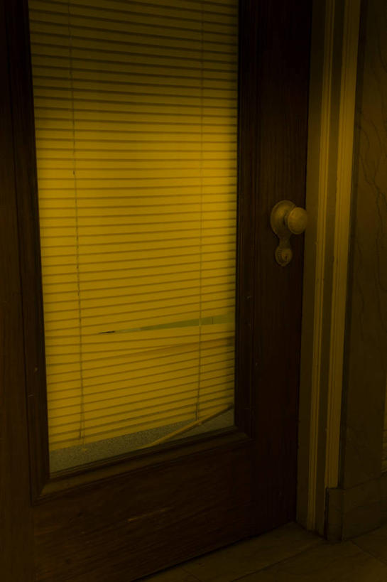 无人,办公室,竖图,室内,白天,正面,日落,门,阴影,光线,影子,晚霞,霞光,落日,古典,阳光,黄昏,把手,门把手,门框,家居,彩霞,门把,夕照,夕阳,拉手,彩图,斜阳