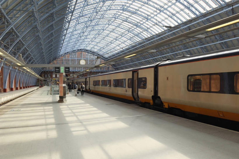 西方人,走,横图,室内,白天,正面,窗户,指示牌,火车,车站,欧洲,欧洲人,一辆,乘客,阴影,光线,标志,数字,文字,影子,字符,站台,许多人,注视,标识,车厢,月台,玻璃窗,车,阳光,交通工具,观察,看,一群人,阿拉伯数字,观看,察看,关注,载具,搭客,车箱,白种人,步行,散步,走路,彩图,全身