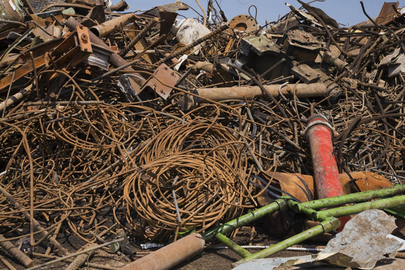 无人,横图,室外,白天,正面,机器,金属制品,一堆,阴影,堆叠,堆积,环绕,生锈,缠绕,光线,金属,影子,垃圾,设备,蓝色,蓝天,天空,阳光,天,机械,堆,腐蚀,侵蚀,装备,渣滓,腐化,设置,锈迹斑斑,彩图