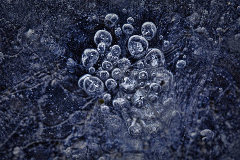 无人,横图,俯视,室外,特写,白天,河流,水,阴影,光线,影子,冰,河水,水流,冬季,冬天,阳光,泡泡,寒冷,冰冷,冻结,严寒,冰凉,酷寒,凛冽,凛凛,极冷,彩图,高角度拍摄