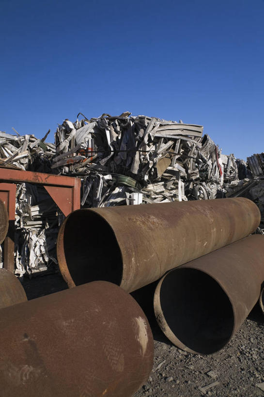 无人,竖图,室外,白天,正面,金属制品,一堆,阴影,堆叠,堆积,生锈,光线,金属,影子,垃圾,破坏,破损,蓝色,蓝天,天空,阳光,天,堆,垃圾场,腐蚀,侵蚀,损坏,丢弃,碾碎,抛弃,圆柱形,腐化,锈迹斑斑,彩图