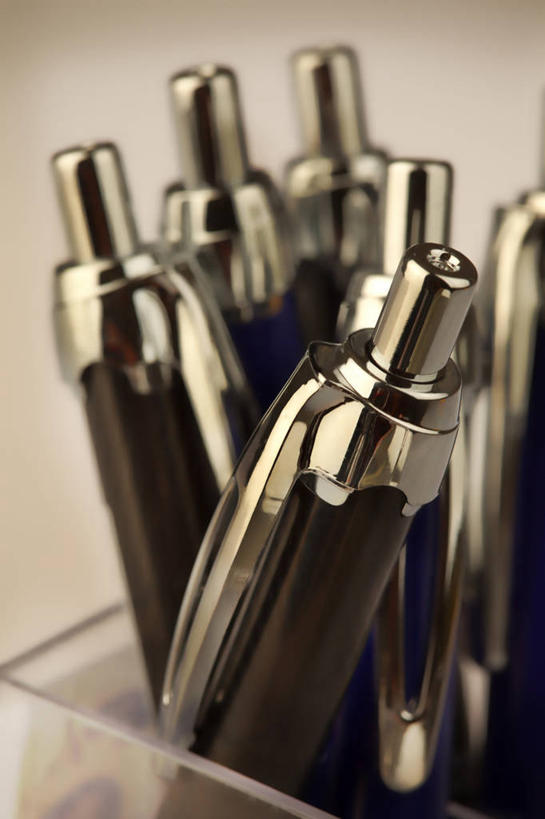 无人,竖图,俯视,室内,白天,笔筒,金属制品,许多,阴影,光线,金属,笔,影子,办公用品,水笔,文具,一个,阳光,学习用品,文具用品,彩图,高角度拍摄