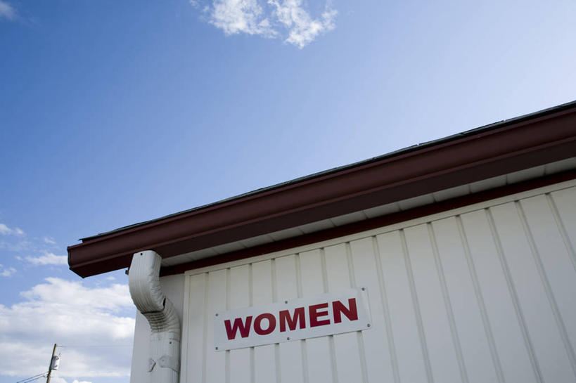 无人,家,横图,室外,白天,仰视,兴奋,热情,卫生间,洗手间,阴影,光线,英文,标志,文字,影子,字符,字母,房屋,屋子,云,云朵,开放,云彩,标识,楼房,住宅,红色,蓝色,白云,蓝天,天空,阳光,天,健康,温暖,奔放,活力,积极,激情,朝气,英文字母,暖色,吉祥,生命,饱满,女厕所,革命,热烈,赤色,充实,斗志,喜气,主动,女性,厕所,彩图,低角度拍摄,欢乐,房子