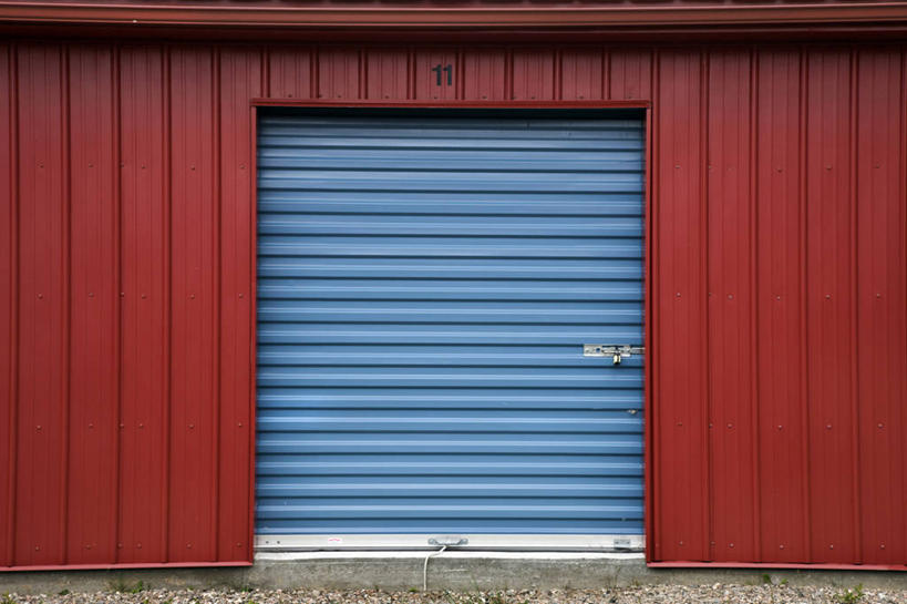 无人,家,横图,室外,白天,正面,草地,草坪,植物,车库,阴影,光线,影子,房屋,墙,屋子,楼房,墙壁,墙面,住宅,草,红色,绿色,阳光,卷帘门,彩图,房子