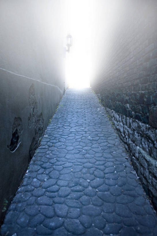 无人,竖图,室外,白天,仰视,石头,道路,路,阴影,风俗,民俗,光线,石子,影子,墙,小路,交通,墙壁,墙面,蓝色,蓝天,天空,阳光,天,民风,习气,习惯,石块,岩石,彩图,低角度拍摄