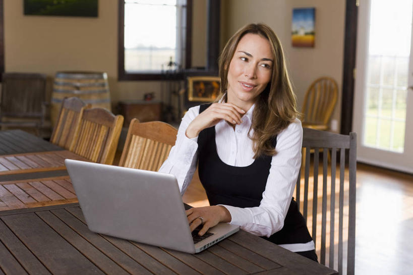 西方人,一个人,坐,横图,室内,白天,正面,笔记本电脑,窗户,门,椅子,欧洲,加拿大,欧洲人,仅一个女性,仅一个人,撑,阴影,光线,影子,办公桌,打,托腮,注视,阳光,箱子,门框,观察,看,托,仅一个中年女性,观看,察看,北美,北美洲,关注,托下巴,美洲,北亚美利加洲,亚美利加洲,女人,女性,中年女性,白种人,坐着,半身,彩图