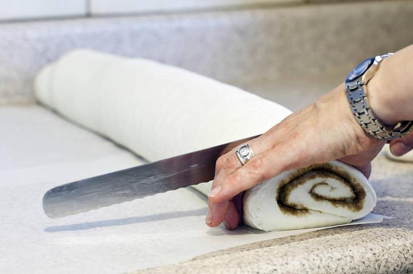 点心,西方人,手,一个人,横图,俯视,室内,白天,爱情,桌面,欧洲,加拿大,欧洲人,仅一个年轻女性,仅一个女性,仅一个人,一把,一卷,切开,阴影,时间,光线,时钟,手表,影子,食品,甜点,甜品,浪漫,拿,计时,拿着,装饰品,食物,糕点,一个,阳光,戒指,饰品,首饰,钟表,甜食,切,手部,表,恩爱,腕表,信物,北美,北美洲,权利,美洲,铁尺,剖面,切面,北亚美利加洲,亚美利加洲,手饰,年轻女性,女人,女性,白种人,钟,半身,彩图,高角度拍摄