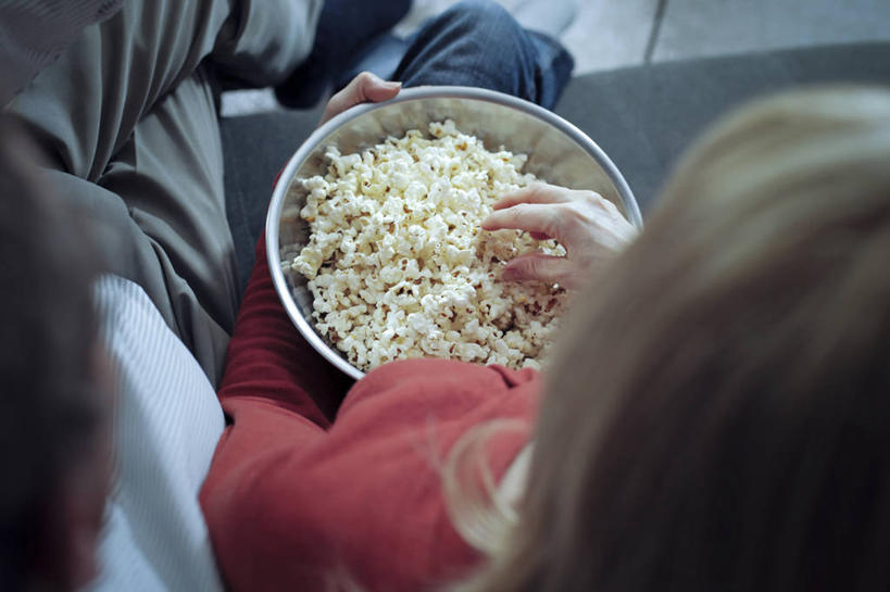 点心,西方人,两个人,夫妻,坐,横图,俯视,室内,特写,白天,爱情,金属制品,欧洲,欧洲人,握,阴影,服装,光线,金属,影子,灯光,食品,浪漫,拿,拿着,休闲装,食物,衣服,红色,容器,碗,零食,休闲,休闲服,爆米花,恩爱,握着,恋人,服饰,储藏,储存,垃圾食品,膨化食品,零嘴,充满,充溢,满盈,男人,男性,女人,女性,中年男性,中年女性,白种人,夫妇,情侣,坐着,半身,彩图,高角度拍摄,伴侣,贮存
