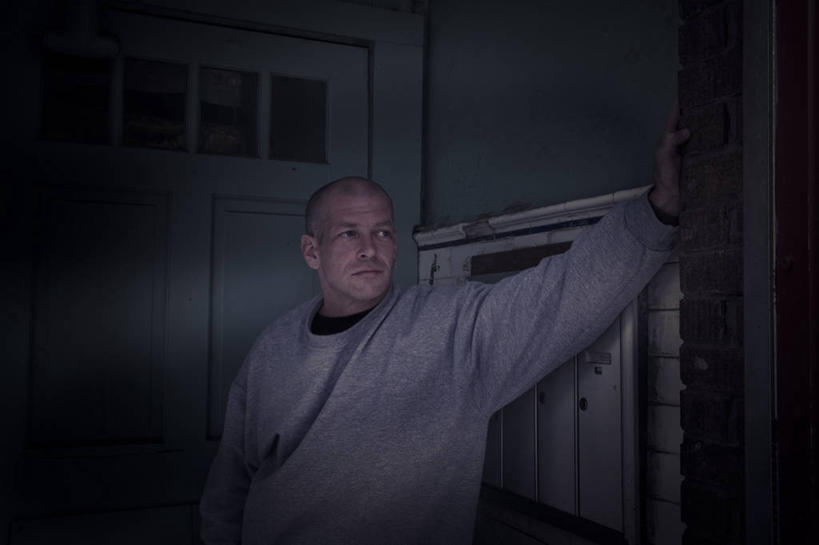 西方人,秃头,一个人,站,举,横图,室内,白天,正面,日落,门,欧洲,欧洲人,仅一个男性,仅一个人,仅一个中年男性,阴影,服装,光线,影子,墙,晚霞,霞光,落日,扭头,注视,休闲装,墙壁,墙面,衣服,阳光,黄昏,门框,扶,观察,看,托,站着,转头,休闲,休闲服,彩霞,服饰,观看,察看,扶着,昏暗,阴暗,关注,幽暗,暗淡,惨淡,灰暗,晦暗,夕照,男人,男性,中年男性,白种人,光头,无发,夕阳,举起,举手,举着,向上举,向上伸,向上托,站立,半身,彩图,斜阳