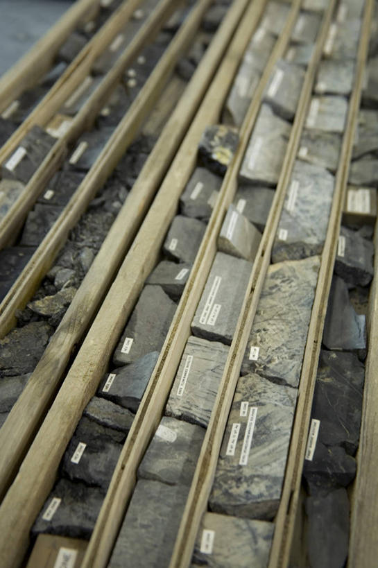 无人,搬运,竖图,俯视,室外,白天,一堆,一排,阴影,堆叠,堆积,朦胧,模糊,整齐,传输,光线,矿石,影子,排列,阳光,运输,堆,传送带,便利,传送,队列,载具,传输带,方便,采矿,彩图,高角度拍摄