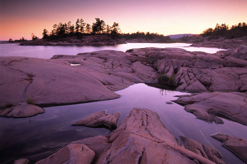 无人,横图,俯视,室外,白天,旅游,度假,河流,石头,美景,日落,森林,树林,水,溪流,植物,加拿大,阴影,光线,石子,影子,河水,景观,水流,晚霞,霞光,落日,娱乐,树,树木,蓝色,绿色,蓝天,天空,小溪,阳光,自然,黄昏,天,享受,休闲,景色,彩霞,放松,生长,成长,北美,北美洲,自然风光,美洲,北亚美利加洲,亚美利加洲,夕照,石块,岩石,夕阳,彩图,高角度拍摄,斜阳
