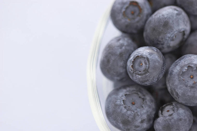 无人,横图,俯视,室内,特写,白天,白色背景,浆果,蓝莓,水果,玻璃,新鲜,生食,食品,果实,玻璃制品,食物,一只,紫色,容器,碗,摄影,有机食品,绿色食品,影棚,储藏,储存,盛放,山都柿,蓝浆果,蓝靛果,彩图,高角度拍摄,影棚拍摄,拍摄,贮存