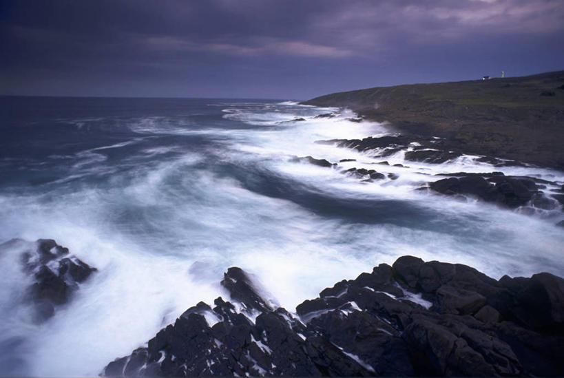 无人,横图,俯视,室外,白天,旅游,度假,海浪,海洋,石头,美景,加拿大,阴影,光线,石子,影子,景观,浪花,悬崖,云,云朵,云彩,娱乐,蓝色,白云,蓝天,天空,阳光,自然,海水,天,享受,休闲,陡峭,景色,放松,晴朗,北美,北美洲,汹涌,自然风光,美洲,海景,北亚美利加洲,亚美利加洲,绝壁,笔陡,峻峭,澎湃,磅礴,斯必尔角,大海,风浪,海,海水的波动,近岸浪,石块,岩石,涌浪,晴空,彩图,高角度拍摄