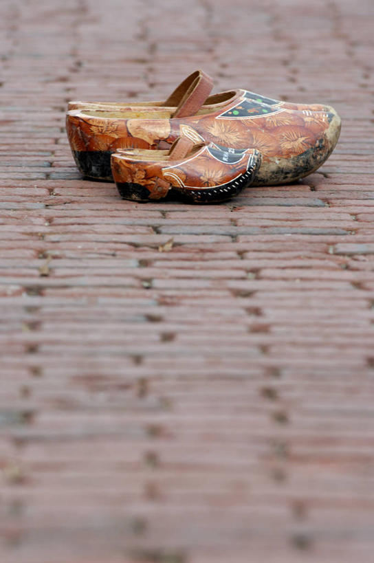 无人,竖图,室外,白天,正面,鞋子,阴影,花纹,朦胧,模糊,反射,图案,影子,地面,木屐,两只,砖头,放置,搁置,安排,斑纹,丢弃,木鞋,抛弃,彩图,人字拖,人字拖鞋