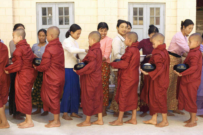 东方人,家,站,坐,走,捧,横图,室外,白天,侧面,窗户,道路,路,公路,玻璃,缅甸,亚洲,陶瓷,房屋,屋子,陶瓷制品,交通,许多人,注视,黄种人,楼房,玻璃窗,住宅,玻璃制品,红色,容器,碗,观察,看,站着,一群人,东南亚,期待,观看,等待,储藏,等候,察看,储存,关注,缅甸联邦,守候,法衣,施舍,救济,亚洲人,马路,步行,端,端着,捧着,手捧,站立,走路,坐着,彩图,全身,房子,贮存,僧衣