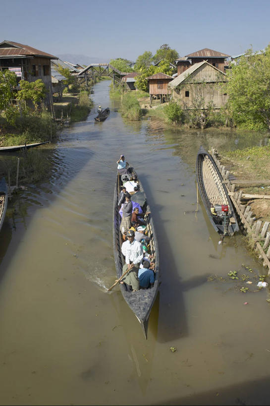 划船,东方人,家,站,坐,竖图,俯视,室外,白天,草地,草坪,河流,日落,水,植物,船,缅甸,亚洲,一排,一艘,游客,阴影,波纹,整齐,光线,影子,房屋,屋子,河水,水流,晚霞,霞光,落日,木船,许多人,注视,黄种人,楼房,旅客,住宅,草,树,树木,排列,蓝色,绿色,蓝天,水纹,天空,阳光,自然,黄昏,交通工具,波浪,天,观察,看,站着,一群人,彩霞,东南亚,生长,成长,观看,察看,航行,舟,队列,关注,载具,浑浊,缅甸联邦,污浊,荡舟,夕照,混浊,男人,男性,年轻男性,年轻女性,女人,女性,中年男性,亚洲人,夕阳,站立,坐着,彩图,高角度拍摄,全身,房子,斜阳