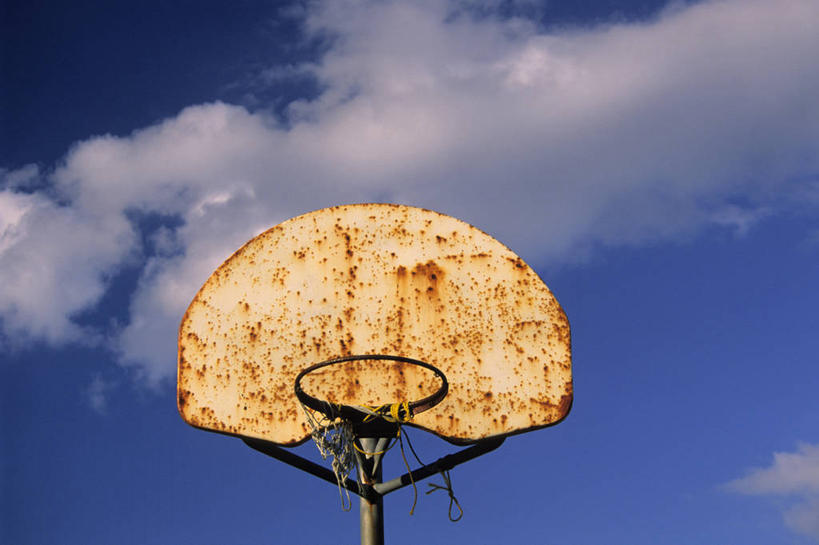 无人,横图,室外,特写,白天,仰视,锻炼,运动,静物,阴影,生锈,光线,篮筐,篮球架,影子,一个,阳光,腐蚀,侵蚀,腐化,锈迹斑斑,体育,彩图,低角度拍摄,健身