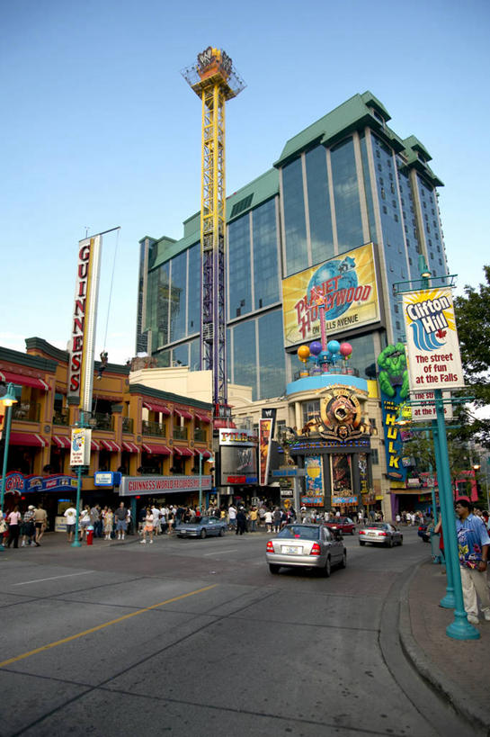 西方人,游乐园,走,竖图,室外,白天,正面,旅游,度假,摆设,标志建筑,道路,地标,建筑,路,游乐场,公路,汽车,欧洲,加拿大,欧洲人,行人,阴影,装饰,光线,英文,标志,广告牌,文字,影子,字符,字母,云,云朵,建筑群,交通,许多人,云彩,注视,娱乐,设备,标识,建设,路人,车,蓝色,白云,蓝天,天空,阳光,交通工具,轿车,天,观察,看,一群人,享受,休闲,放松,晴朗,观看,英文字母,华丽,修饰,点缀,察看,北美,北美洲,关注,载具,美洲,宣传,装备,北亚美利加洲,亚美利加洲,张扬,衬托,美观,雅致,雅观,乐园,传扬,宣扬,设置,鼓动,白种人,晴空,马路,步行,散步,走路,彩图,全身