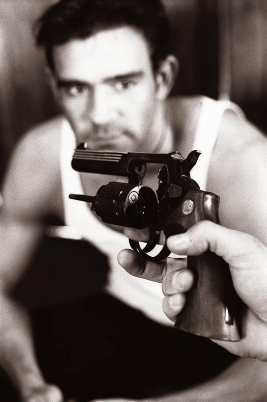 西方人,两个人,坐,竖图,黑白,室内,特写,白天,正面,竞争,欧洲,欧洲人,对抗,阴影,服装,朦胧,模糊,冲突,光线,影子,墙,扭头,注视,休闲装,破坏,墙壁,墙面,衣服,阳光,观察,看,转头,休闲,休闲服,武器,战争,服饰,手枪,观看,损坏,察看,攻击,威胁,对立,关注,矛盾,兵器,左轮手枪,转轮手枪,防御,弹夹,敌对,挫败,斗争,抗拒,抗衡,敌人,杀伤,威慑,仇敌,仇人,子弹夹,危险,男人,男性,中年男性,白种人,坐着,半身