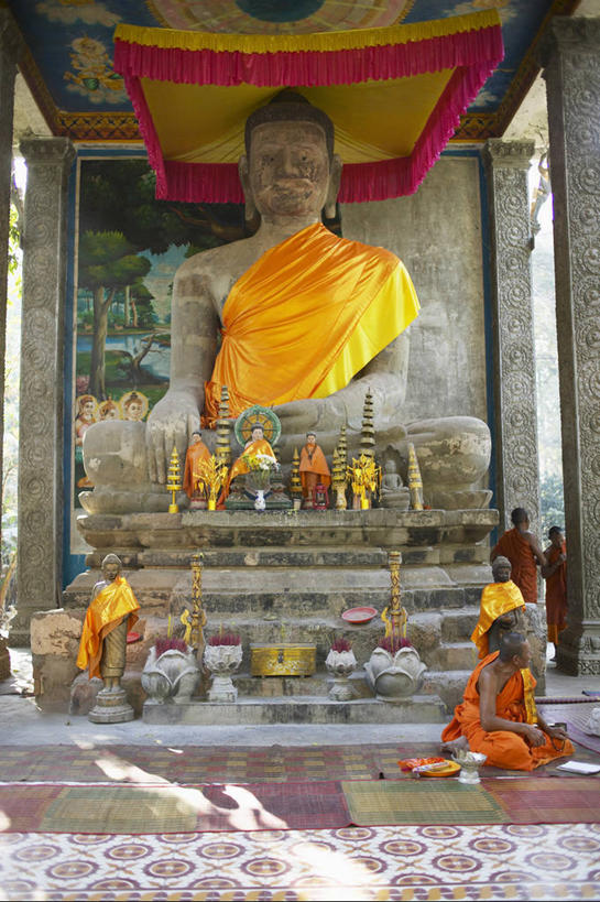 无人,寺庙,竖图,室内,白天,正面,旅游,度假,美景,蜡烛,雕塑,柬埔寨,亚洲,阴影,节日,艺术,装饰,光线,雕刻,雕像,影子,景观,烟雾,燃烧,文化,娱乐,佛香,阳光,自然,香火,香烛,工艺品,庙宇,祈祷,享受,休闲,健康,景色,放松,许愿,宗教,东南亚,信仰,烧香,纪念,祈求,美术,自然风光,主题,陈列,高棉,柬埔寨王国,功能,美学,僧袍,吉蔑,平安,彩图,庙,寺