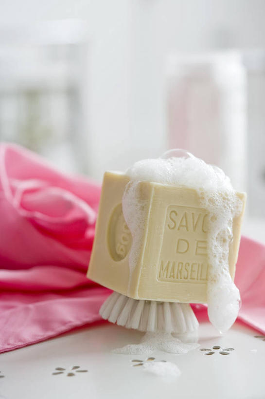 无人,竖图,室内,白天,正面,一排,许多,阴影,朦胧,模糊,整齐,装饰,光线,英文,标志,纺织物,泡沫,文字,影子,字符,字母,墙,灯光,很多,标识,墙壁,墙面,排列,一个,毛巾,清洁,单个,保暖,英文字母,华丽,修饰,点缀,队列,透气,防水,衬托,美观,雅致,雅观,储水,耐磨,吸水,硬毛刷,彩图