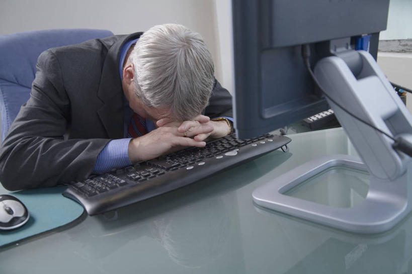 西方人,一个人,商务人士,商务男性,办公室,坐,横图,俯视,室内,特写,白天,衬衫,电脑,显示器,鼠标,键盘,家具,桌子,椅子,欧洲,欧洲人,仅一个男性,仅一个人,仅一个中年男性,阴影,套装,朦胧,模糊,光线,网络,影子,办公桌,墙,输入设备,通讯设备,墙壁,墙面,阳光,低头,趴着,台式电脑,劳累,通信设备,商务装,工薪阶层,输出设备,办公家具,球椅,太空椅,鸡蛋椅,男人,男性,中年男性,白种人,白领,上班族,趴,坐着,半身,彩图,高角度拍摄,衬衣