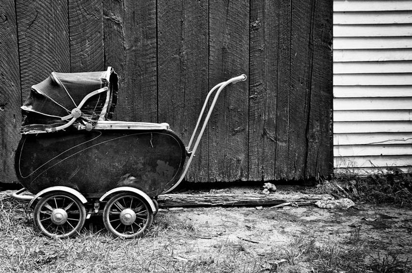 无人,横图,黑白,室外,白天,正面,草地,草坪,植物,加拿大,一辆,阴影,光线,木制,影子,墙,墙壁,墙面,车,婴儿车,草,绿色,阳光,自然,木制品,打开,北美,北美洲,开启,自然风光,载具,美洲,通风口,省会,北亚美利加洲,亚美利加洲,魁北克,魁北克城,魁北克省,魁北克市,宝宝车,婴儿手推车,婴儿推车