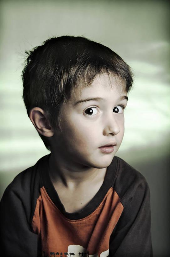 竖图,室内,白天,正面,加拿大,阴影,服装,朦胧,模糊,光线,影子,注视,衣服,红色,蓝色,阳光,观察,看,服饰,观看,察看,北美,北美洲,衣着,穿着,关注,美洲,省会,北亚美利加洲,亚美利加洲,衣饰,魁北克,魁北克城,魁北克省,魁北克市,半身,彩图