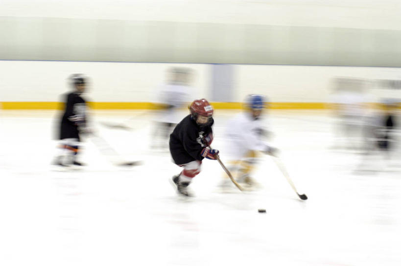 西方人,横图,俯视,室内,白天,锻炼,纯洁,运动,曲棍球,欧洲,欧洲人,阴影,朦胧,模糊,光线,影子,冰球,冰上曲棍球,许多人,拿,拿着,注视,运动器械,阳光,观察,看,一群人,健身器械,可爱,童年,童趣,观看,护具,察看,关注,健身器材,滑行,童真,烂漫,无邪,班迪球,冰球场,圆形剧场,体育,天真,白种人,彩图,高角度拍摄,全身,健身,运动器材