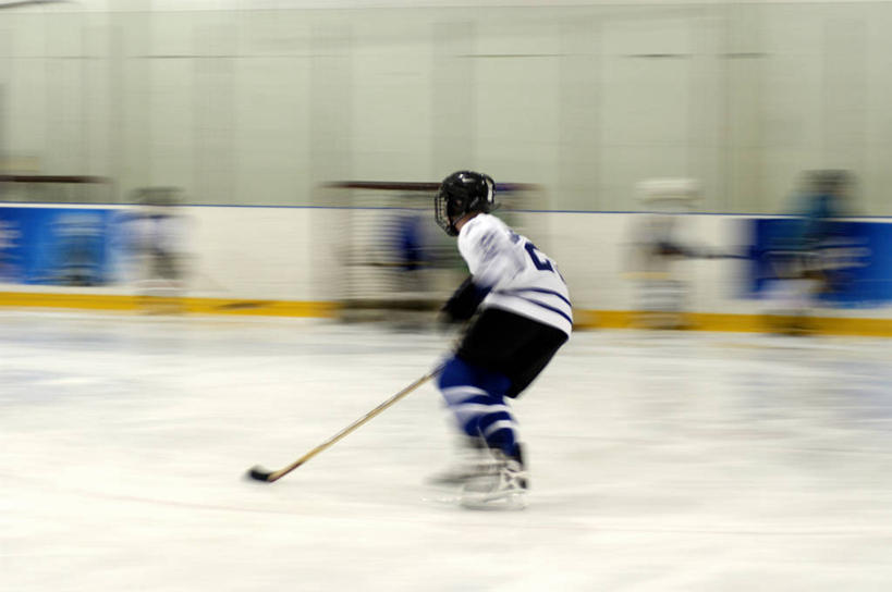 西方人,横图,室内,白天,侧面,锻炼,纯洁,运动,曲棍球,欧洲,欧洲人,阴影,朦胧,模糊,光线,影子,冰球,冰上曲棍球,许多人,拿,拿着,注视,运动器械,阳光,观察,看,一群人,健身器械,可爱,童年,童趣,观看,护具,察看,关注,健身器材,滑行,童真,烂漫,无邪,班迪球,冰球场,圆形剧场,体育,天真,白种人,彩图,全身,健身,运动器材