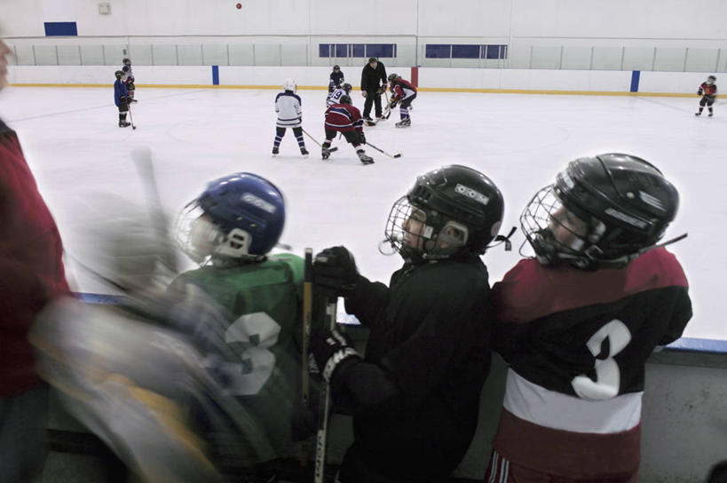 西方人,站,横图,俯视,室内,白天,锻炼,纯洁,运动,曲棍球,欧洲,欧洲人,阴影,朦胧,模糊,光线,影子,冰球,冰上曲棍球,许多人,拿,拿着,注视,运动器械,阳光,观察,看,站着,一群人,健身器械,可爱,童年,童趣,观看,护具,察看,关注,健身器材,滑行,童真,烂漫,无邪,班迪球,冰球场,圆形剧场,体育,天真,白种人,站立,半身,彩图,高角度拍摄,健身,运动器材