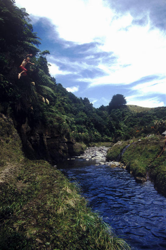 西方人,儿童,一个人,竖图,室外,白天,侧面,旅游,度假,纯洁,河流,美景,森林,山,山脉,树林,水,植物,欧洲,欧洲人,仅一个男性,仅一个人,阴影,波纹,光线,影子,河水,景观,山峰,水流,云,云朵,涟漪,山峦,云彩,娱乐,树,树木,小孩,蓝色,绿色,白云,蓝天,水纹,天空,阳光,自然,波浪,群山,天,仅一个小孩,享受,休闲,吊绳,景色,放松,可爱,童年,童趣,吊,生长,成长,连绵,绵延,自然风光,童真,烂漫,无邪,水晕,联贯,天真,男孩,男人,男性,白种人,孩子,彩图,全身,男生