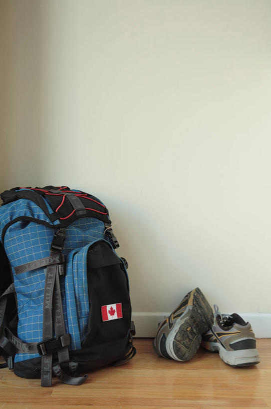 无人,竖图,俯视,室内,白天,地板,加拿大,一双,阴影,光线,包,影子,墙,地面,旅行包,木地板,墙壁,墙面,白色,阳光,背包,跑鞋,北美,北美洲,美洲,加拿大国旗,北亚美利加洲,亚美利加洲,旅游包,彩图,高角度拍摄,双肩包