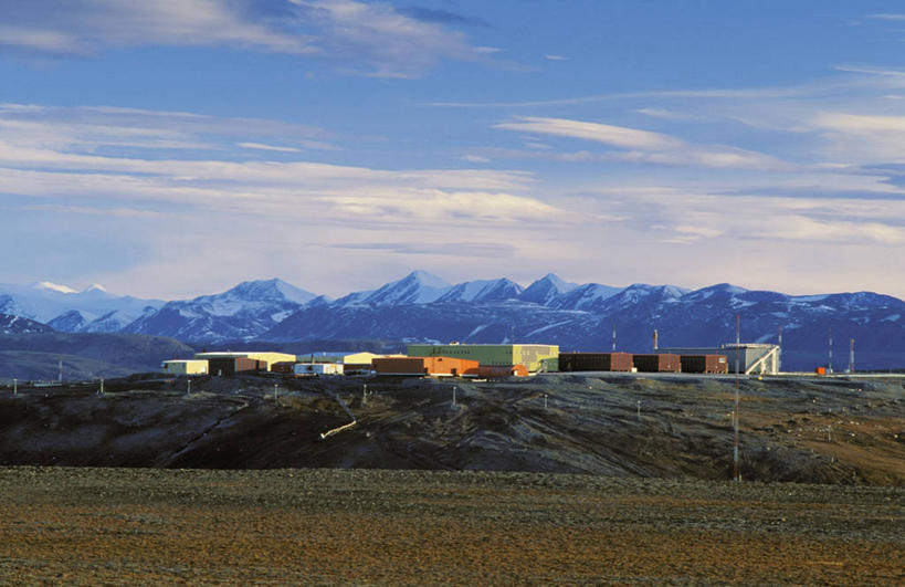 无人,家,横图,室外,白天,正面,旅游,度假,草地,草原,美景,山,山脉,植物,加拿大,阴影,光线,影子,房屋,屋子,景观,旷野,山峰,云,云朵,山峦,云彩,娱乐,楼房,住宅,草,蓝色,绿色,白云,蓝天,天空,阳光,自然,群山,天,享受,休闲,景色,放松,连绵,北美,北美洲,绵延,自然风光,原野,美洲,北亚美利加洲,亚美利加洲,联贯,军营,彩图,房子