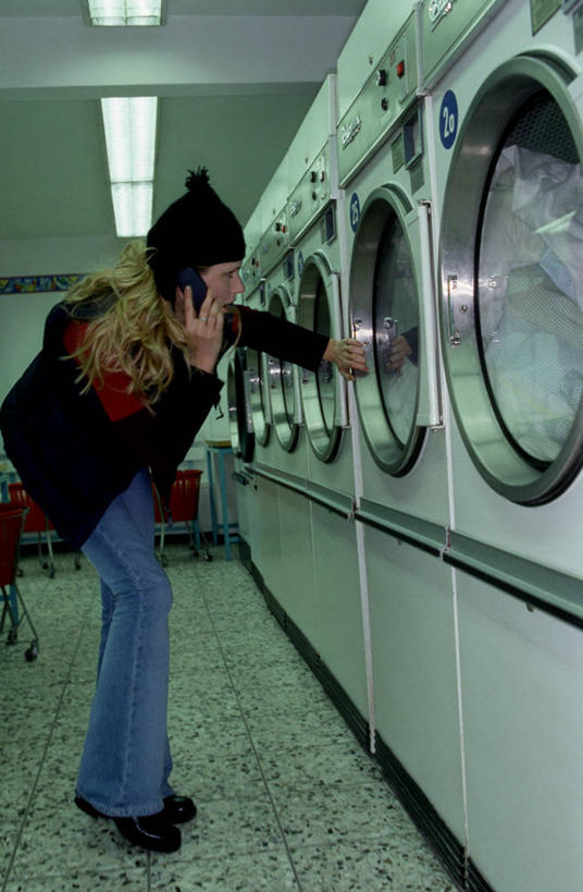 西方人,一个人,站,打电话,竖图,室内,白天,侧面,欧洲,欧洲人,仅一个年轻女性,仅一个女性,仅一个人,许多,弯腰,阴影,服装,裤子,光线,电器,影子,灯光,注视,牛仔裤,衣服,黑色,日光灯,观察,看,站着,服饰,洗衣机,观看,察看,家电,家用电器,衣着,穿着,关注,弯身,衣饰,年轻女性,女人,女性,白种人,清洗,洗涤,站立,彩图,全身