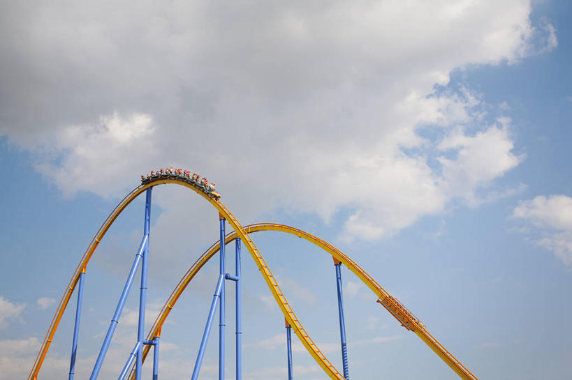 无人,横图,室外,白天,仰视,旅游,度假,游戏,金属制品,阴影,曲折,弯曲,光线,金属,影子,柱子,云,云朵,玩,云彩,娱乐,过山车,蓝色,白云,蓝天,天空,阳光,天,享受,休闲,放松,游乐设施,云霄飞车,蜿蜒,晴朗,活动,发泄,消遣,智力,宣泄,滑落,游艺设施,爬升,倒转,晴空,玩耍,嬉戏,彩图,低角度拍摄